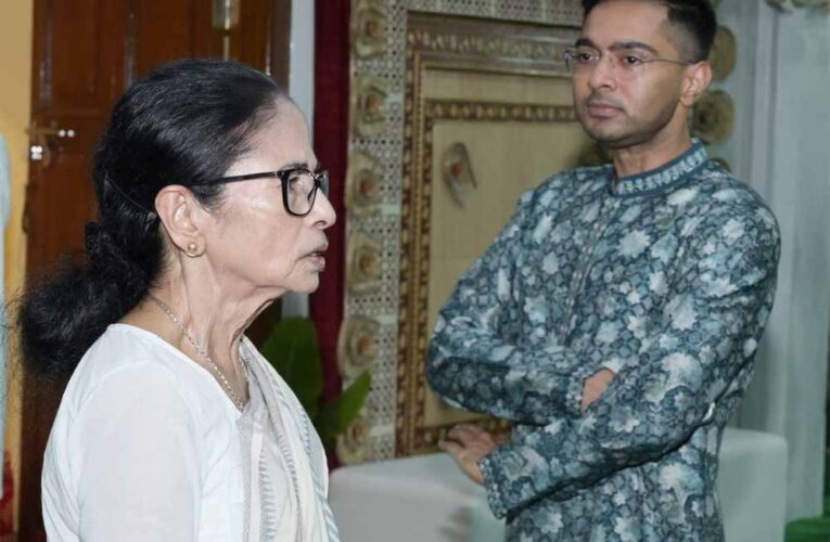 कुंभ भगदड़ पर सियासी घमासान: अकड़ तो मुर्दों की पहचान है कहकर अभिषेक बनर्जी ने किया ममता बनर्जी का बचाव