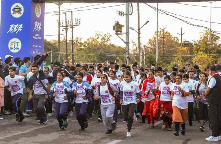 जम्मू-कश्मीर के पुंछ में नियंत्रण रेखा के पास आयोजित मैराथन में सैकड़ों लोगों ने भाग लिया