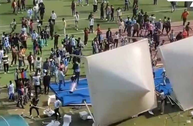 सॉल्ट लेक स्टेडियम में हंगामा: सिर्फ 10 मिनट दिखे लियोनेल मेसी, भड़के फैंस ने मचाया तांडव