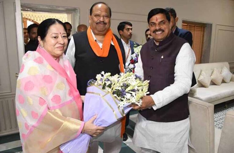 मुख्यमंत्री डॉ. यादव का मंत्री श्काश्यप ने किया अभिवादन