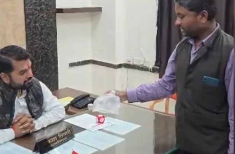 मच्छरों से परेशान नागरिक का अनोखा विरोध: काटने वालों को मारकर थैले में भरकर नगर निगम पहुँचा