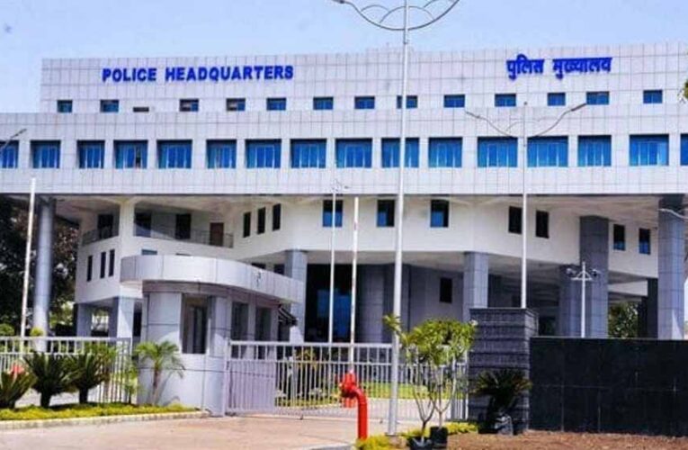 पुलिस मुख्यालय परिवार द्वारा चार सेवानिवृत्‍त कर्मचारियों को भावभीनी विदाई