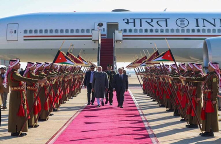 ओमान पहुंचे पीएम मोदी, एयरपोर्ट पर पारंपरिक अंदाज़ में हुआ भव्य स्वागत