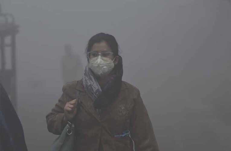 72 घंटे में सड़कें दुरुस्त करने का अल्टीमेटम: नियम तोड़ा तो सख्त कार्रवाई, प्रदूषण पर दिल्ली सरकार का बड़ा एक्शन