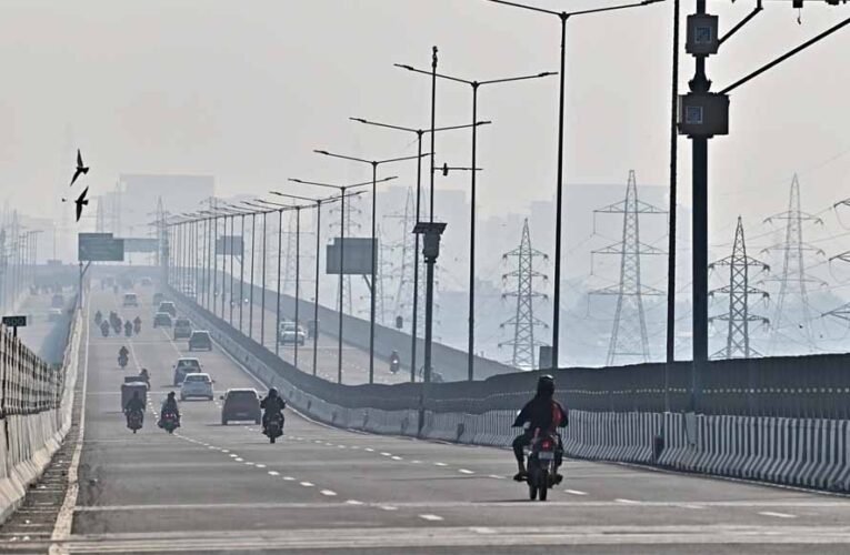 प्रदूषण से बेहाल दिल्ली: सांसद ने सुझाया संसद सत्र बाहर लगाने का विकल्प