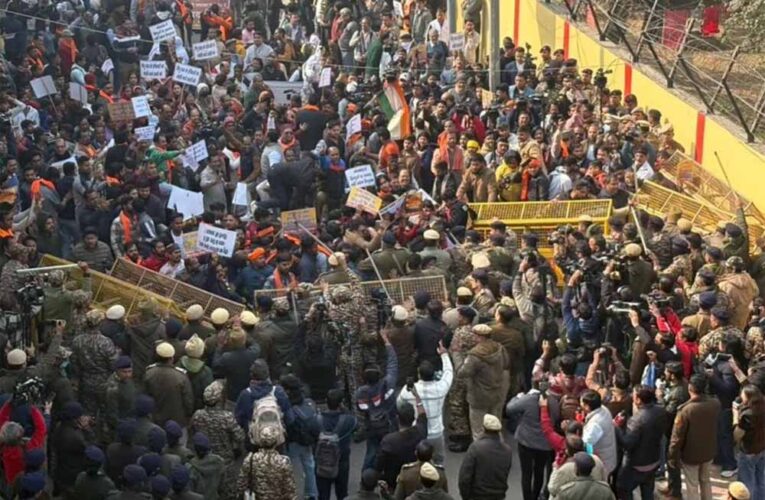 ये देश राम-कृष्ण का है, हिंदू हत्या बंद करो के नारे; दिल्ली में बांग्लादेश हाई कमीशन के बाहर जोरदार प्रदर्शन