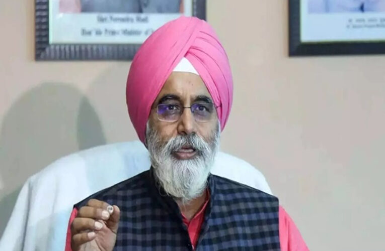 महापौर ने एमसीडी की बैठक में नवनिर्वाचित पार्षदों को दिलाई शपथ