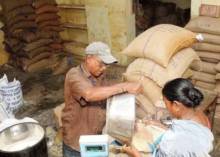 राशन वितरण में अनियमितता पर सख्त एक्शन, दो दुकानों की मान्यता रद्द, एक पर जुर्माना