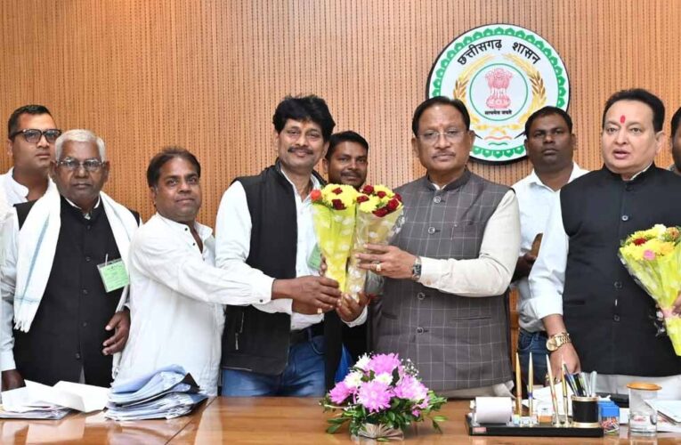 मुख्यमंत्री से सतनाम पंथ के पदाधिकारियों ने की सौजन्य मुलाकात