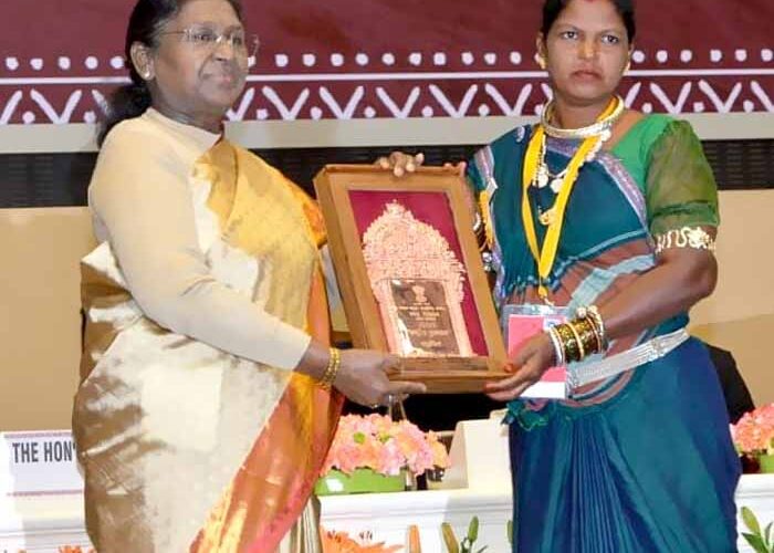 छत्तीसगढ़ का गर्व: हीराबाई झरेका बघेल को राष्ट्रपति द्रौपदी मुर्मु ने दिया राष्ट्रीय हस्तशिल्प पुरस्कार
