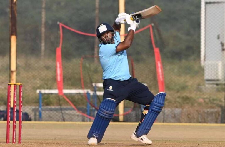 नए साल से पहले सरफराज खान का धमाका, गेंदबाजों की धज्जियां उड़ाकर रोहित शर्मा का रिकॉर्ड तोड़ा