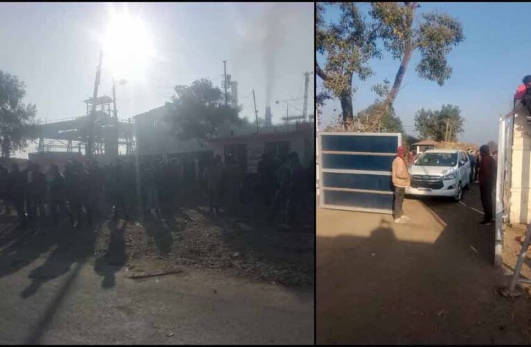 मुख्य द्वार पर कार खड़ी कर फरार हुआ चालक, ठप पड़ी शुगर मिल; सैकड़ों किसान अंदर फंसे