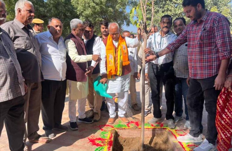 शिक्षा मंत्री ने जोधपुर के हर्बल गार्डन में किया पौधरोपण