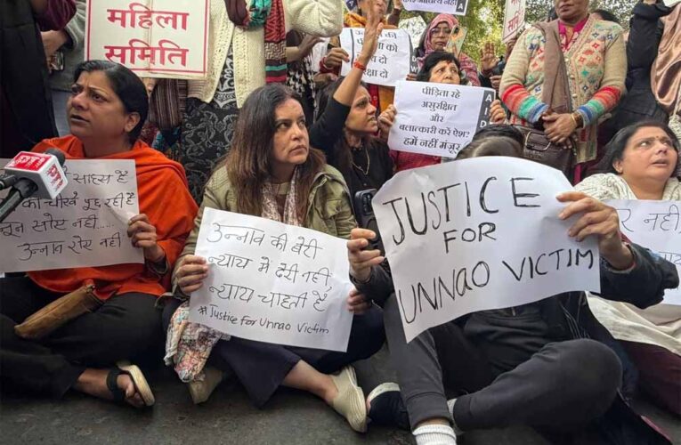 उन्नाव रेप केस: कुलदीप सेंगर की जमानत के खिलाफ दिल्ली हाईकोर्ट के बाहर महिलाओं का जोरदार प्रदर्शन