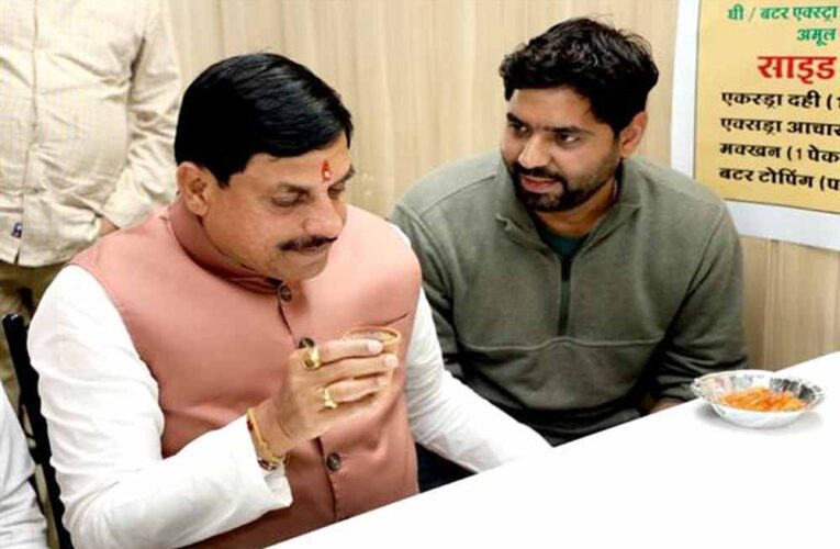 मुख्यमंत्री ने इंदौर में इंदौरी पोहा जलेबी का लिया लुत्फ