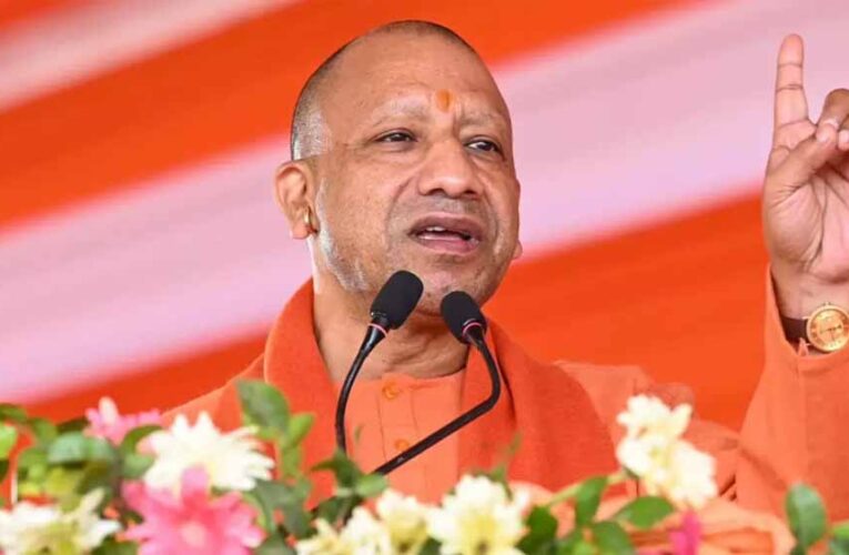 युवा सहकार सम्मेलन:  मुख्यमंत्री ने डीएम वाराणसी व महराजगंज को किया सम्मानित