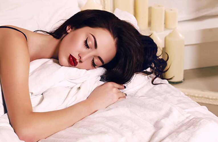 रात में मेकअप लगाए सोना बन सकता है स्किन के लिए खतरा, इन 4 स्टेप्स से करें सही क्लीनिंग