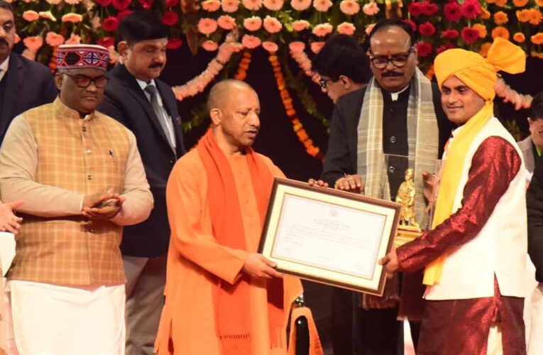 सीएम ने व्यक्तिगत श्रेणी में 10 व तीन-तीन युवक/महिला मंगल दल को किया सम्मानित