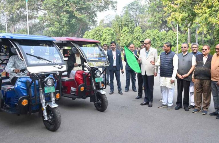 राज्यपाल डेका ने सरस्वती शिक्षा संस्थान को प्रदान किए चार ई- रिक्शे