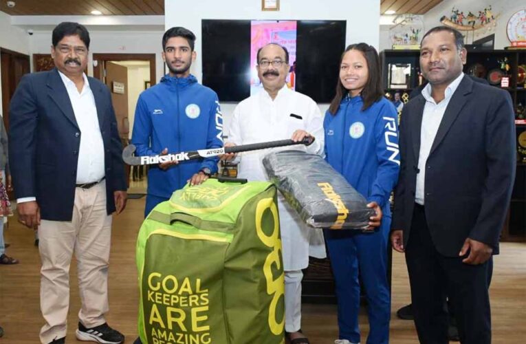 उप मुख्यमंत्री साव ने नेशनल सेंटर ऑफ एक्सीलेंस में परफॉर्मेंस असेसमेंट के लिए चयनित खिलाड़ियों को दिए हॉकी किट
