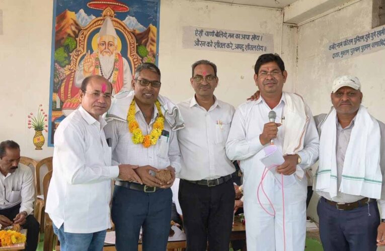 करहीडीह ईकाई साहु समाज के शपथ ग्रहण समारोह में मुख्य अतिथि के रूप में तहसील अध्यक्ष पोषण साहू शामिल हुए