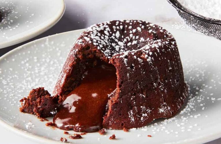 सिर्फ 15 मिनट में घर पर बनाएं परफेक्ट चोको लावा केक, रेसिपी है बेहद आसान