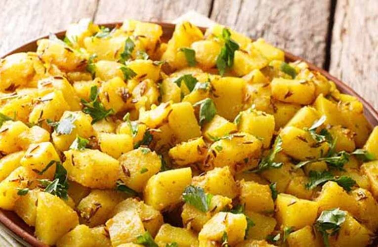 लंच या डिनर के लिए झटपट तैयार करें स्वादिष्ट हींग वाले आलू