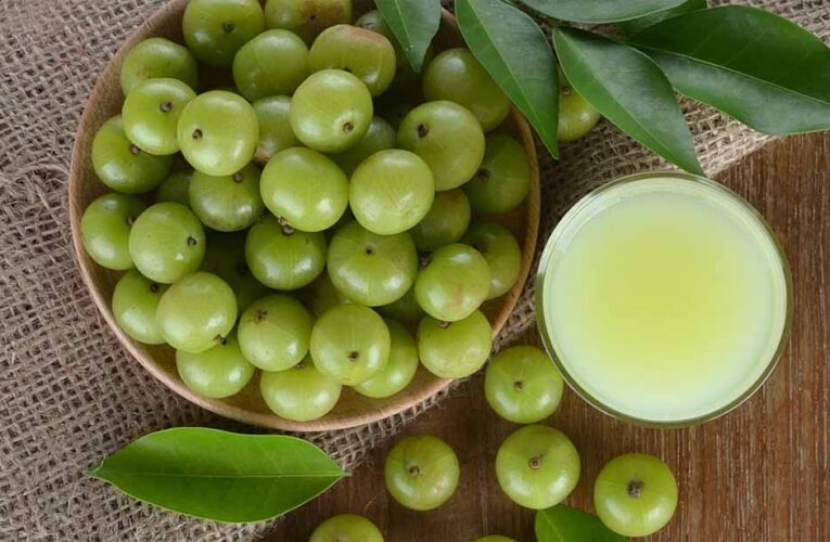 रोज़ आंवला जूस पीने के 5 जबरदस्त फायदे, सेहतमंद रहना है तो आज से करें शुरुआत