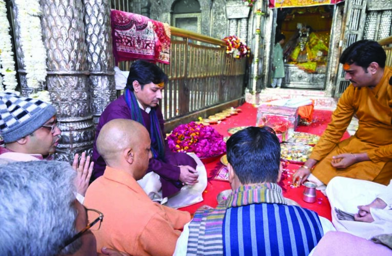 मुख्यमंत्री और भाजपा अध्यक्ष ने किए बांके बिहारी के दर्शन