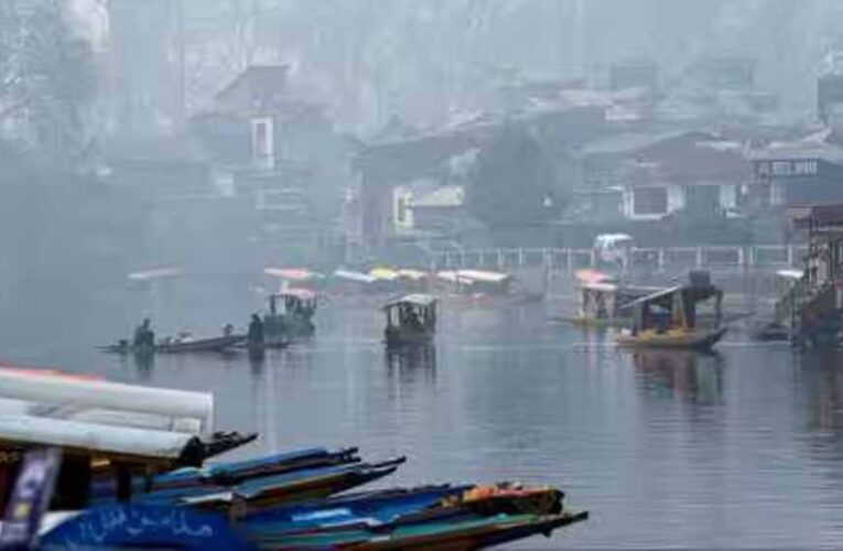 श्रीनगर में पर्यटकों की भीड़, मौसम का लुत्फ लेने पहुंच रहे लोग