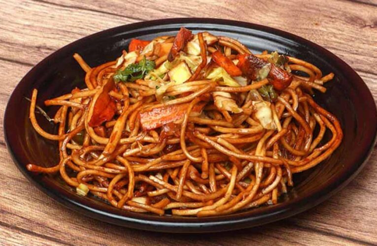 चाइनीज खाने का है शौक? घर पर मिनटों में बनाएं चिली गार्लिक नूडल्स