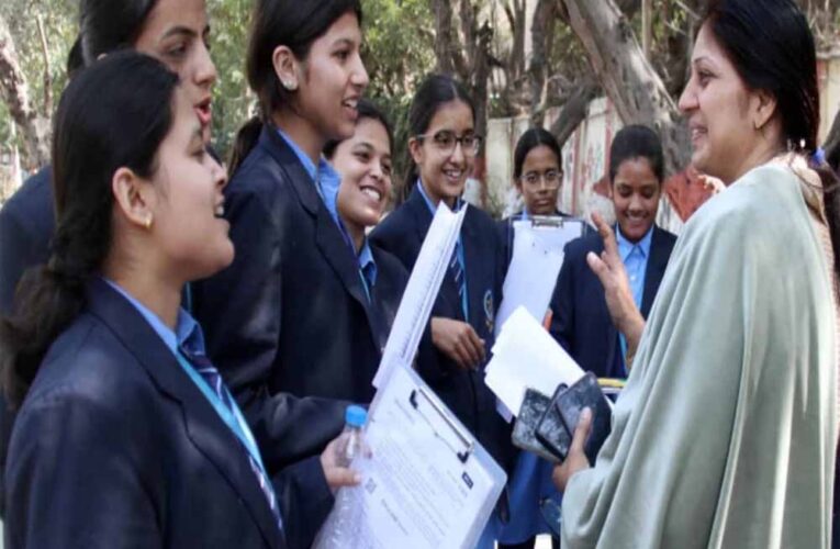 CBSE ने शुरू की फ्री काउंसलिंग सेवा, परीक्षा के तनाव से राहत दिलाएंगे एक्सपर्ट्स