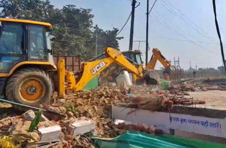 देवरिया में मजार, संभल में सरकारी जमीन पर बने मकान ध्वस्त, वाराणसी में भी चला प्रशासनिक अभियान
