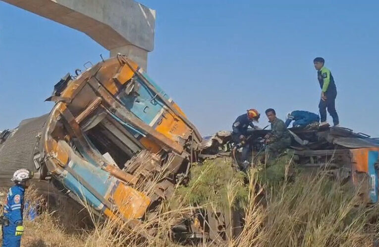 थाईलैंड में भयानक रेल हादसा: चलती ट्रेन पर गिरा क्रेन, 22 यात्रियों की मौत