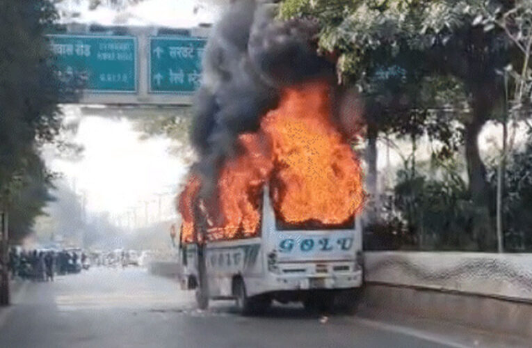 इंदौर में वाहन टकराने के बाद शुक्ला ब्रदर्स की बस में आग, यात्री सुरक्षित, फायर ब्रिगेड ने पाया काबू