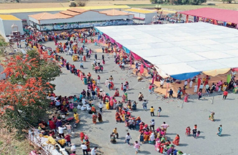 मकर संक्रांति पर कुबेरेश्वरधाम में भक्तों का उमड़ा सैलाब, शिव भोग के लिए बने 5100 तिल-गुड़ के लड्डू