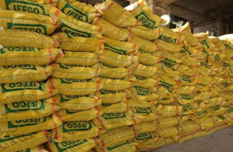 UP में यूरिया के साथ अन्य उत्पादों की जबरन बिक्री पर रोक, कंपनियों के खिलाफ सख्त कार्रवाई का ऐलान