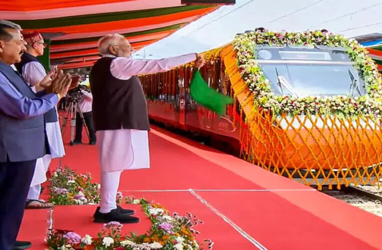 PM मोदी ने वंदे भारत स्लीपर ट्रेन को दिखाई हरी झंडी, राजधानी से भी सुपर फास्ट होगी यात्रा