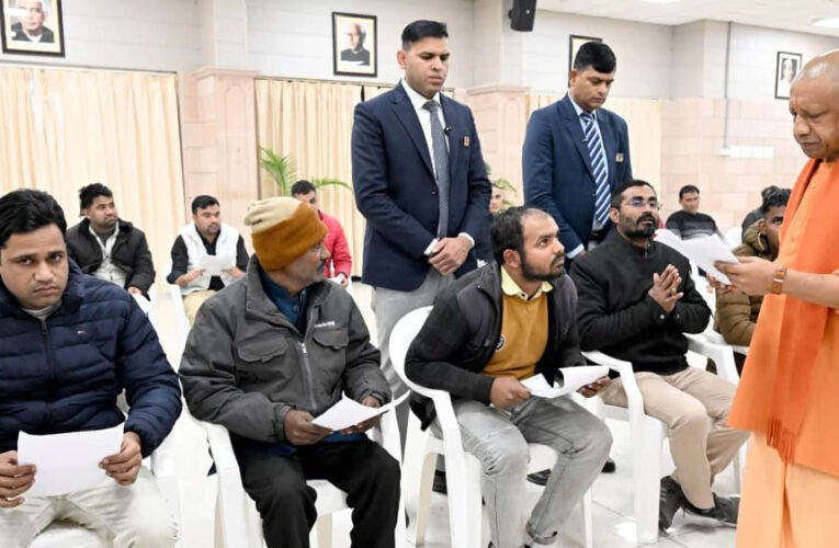 जनता दर्शन; बेघर की गई सीमा को मिला न्याय का भरोसा