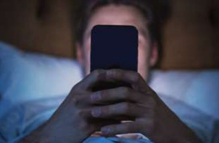 मोबाइल की लत और रात जागने से कैंसर का खतरा बढ़ सकता है, शोध ने दी चेतावनी