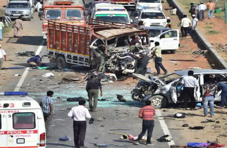 बरेला सड़क हादसा: मजदूरों की मौत से लहूलुहान एमपी, सरकार ने मुआवजे की घोषणा की