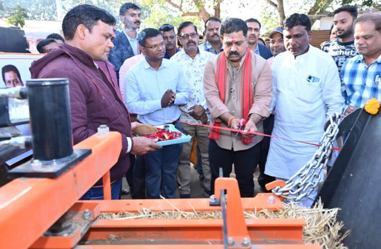 उप मुख्यमंत्री विजय शर्मा ने 02 स्क्वायर बेलर मशीनों का किया लोकार्पण