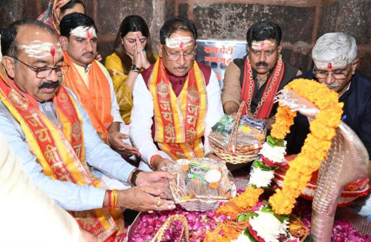 रायपुर : नववर्ष पर मुख्यमंत्री विष्णुदेव साय व केंद्रीय पर्यटन मंत्री ने भोरमदेव मंदिर में की पूजा-अर्चना