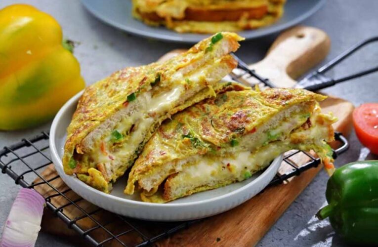 5 मिनट में तैयार करें Cheesy Bread Omelette, हेल्दी भी और टेस्टी नाश्ता भी