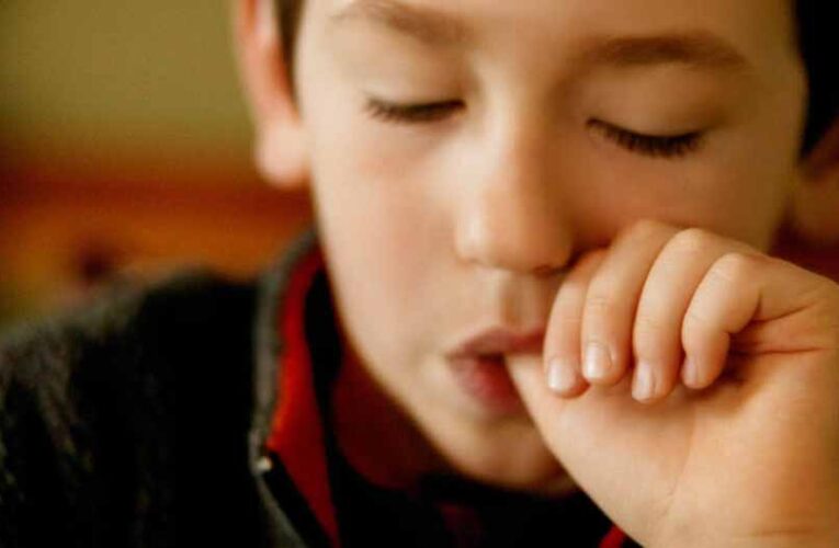 अंगूठा चूसने की आदत: जानिए 5 गंभीर नुकसान और तुरंत रोकने के तरीके