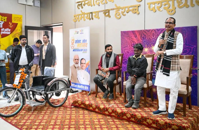 दिव्यांग दोस्त को शिवराज ने भेंट की मोटराइज्ड ट्राईसाइकिल, विदिशा में किया वादा निभाया