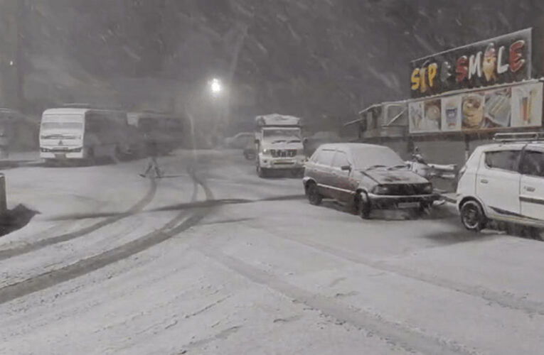 श्रीनगर से शिमला मनाली तक बर्फबारी, कश्मीर में 24 फ्लाइट्स रद्द, बर्फ से ढका कश्मीर और टूरिस्टों का उत्साह