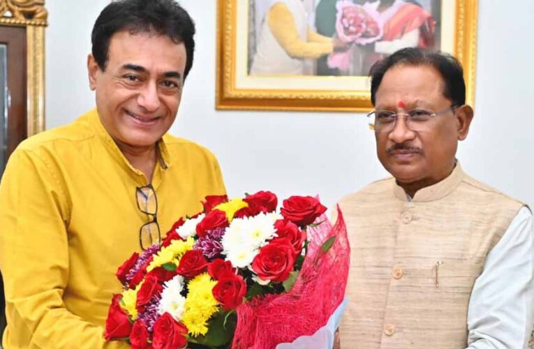 रायपुर : मुख्यमंत्री  विष्णुदेव साय से सुप्रसिद्ध अभिनेता  नीतिश भारद्वाज ने की सौजन्य मुलाकात