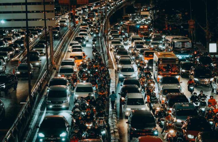 ट्रैफिक जाम से बर्बाद हो रहे 130 घंटे, 10 शहरों में रेंग रहे वाहन, देश का 1.47 लाख करोड़ का नुकसान