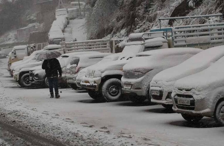 जम्मू-कश्मीर: डोडा में भारी बर्फबारी, जम्मू-श्रीनगर हाईवे बंद, लोगों को घर में रहने की सलाह